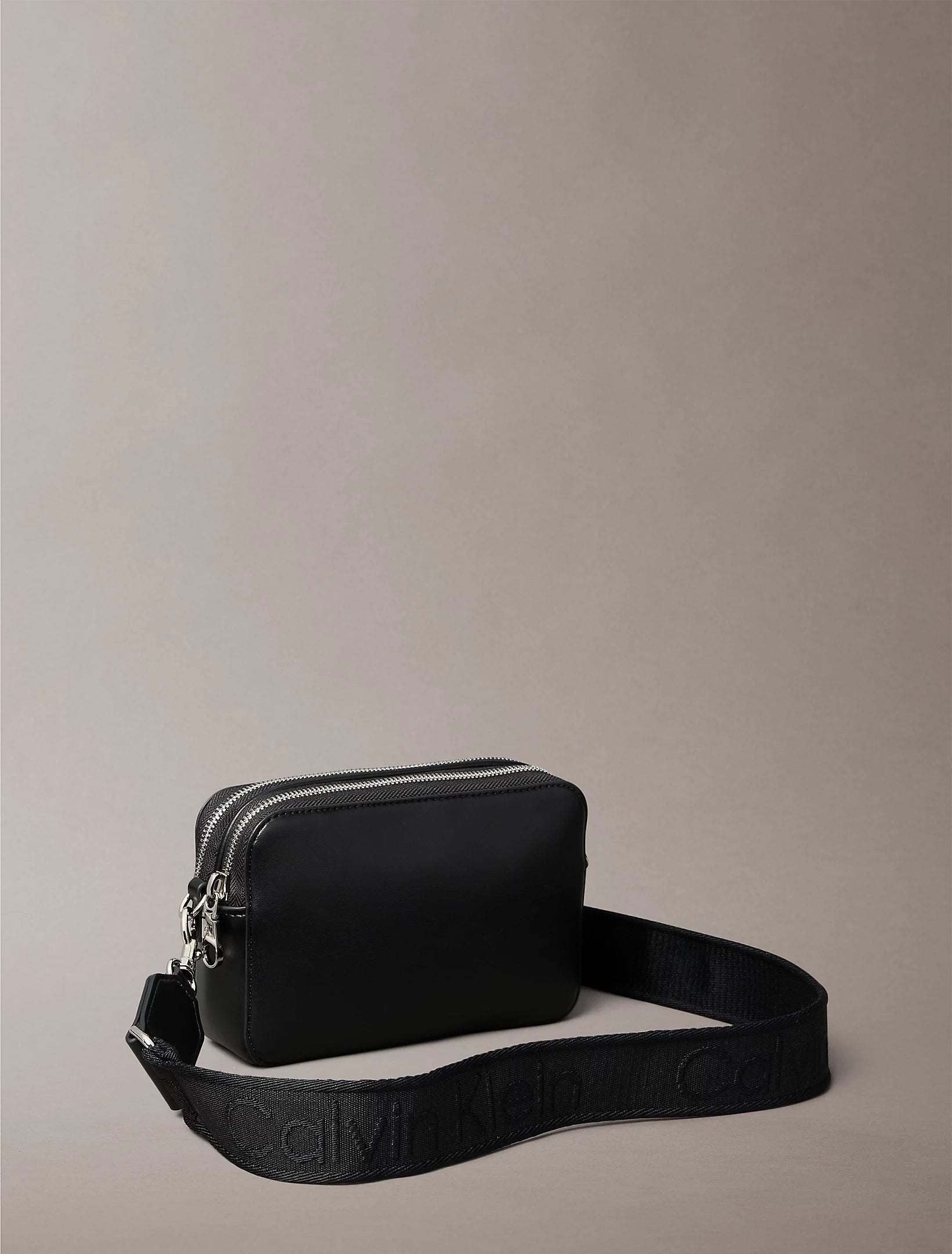 Calvin Klein Accessories naisten laukku Webbing Double Strap Camera Bag, musta