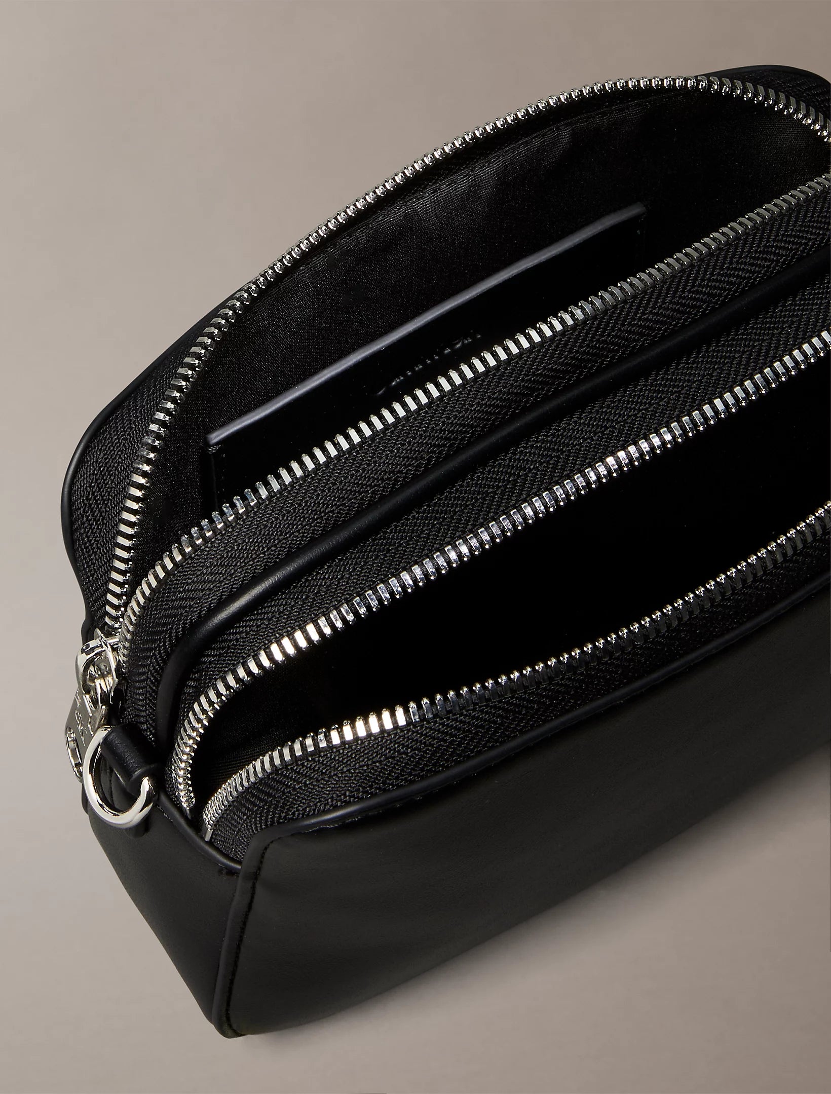 Calvin Klein Accessories naisten laukku Webbing Double Strap Camera Bag, musta