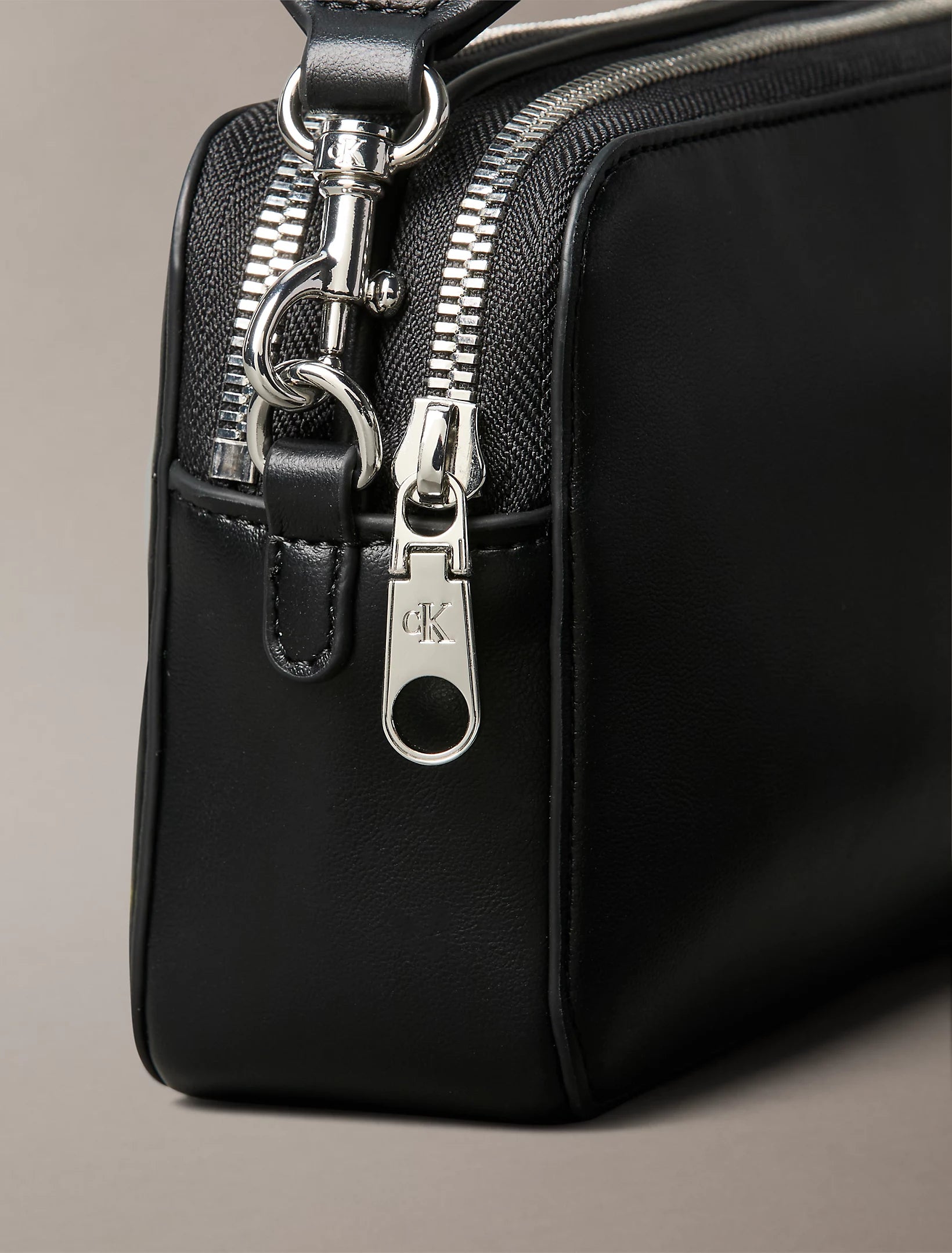 Calvin Klein Accessories naisten laukku Webbing Double Strap Camera Bag, musta