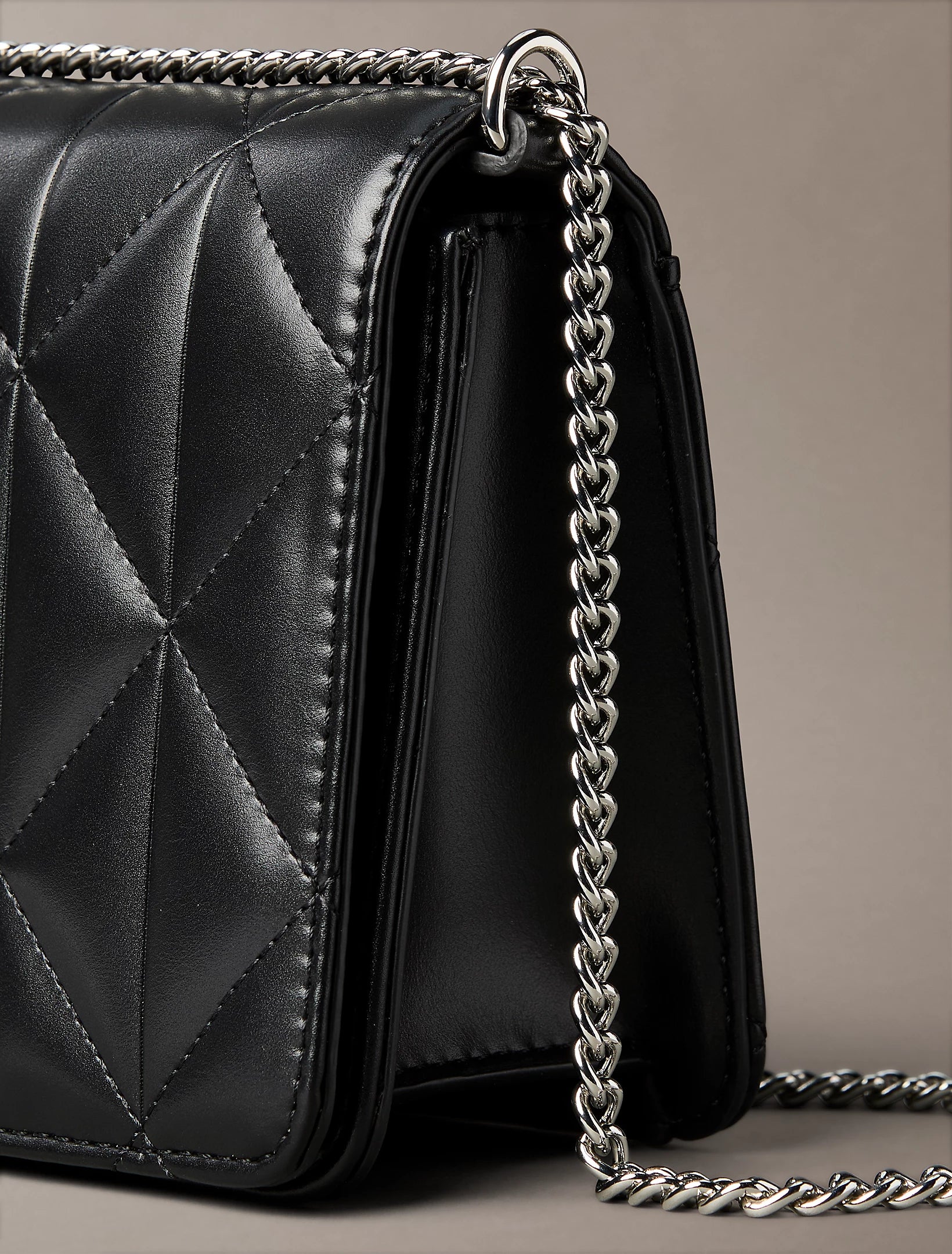 Calvin Klein Accessories naisten laukku QUILTED MINI CHAIN BAG, musta