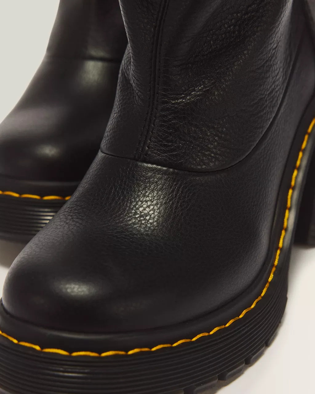 Dr. Martens naisten saappaat Kasey Lo Boot, musta