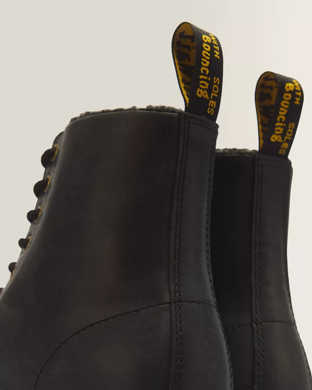 Dr. Martens miesten maiharit 1460 Faux Fur Lined Crazy Horse Leather Boots, musta