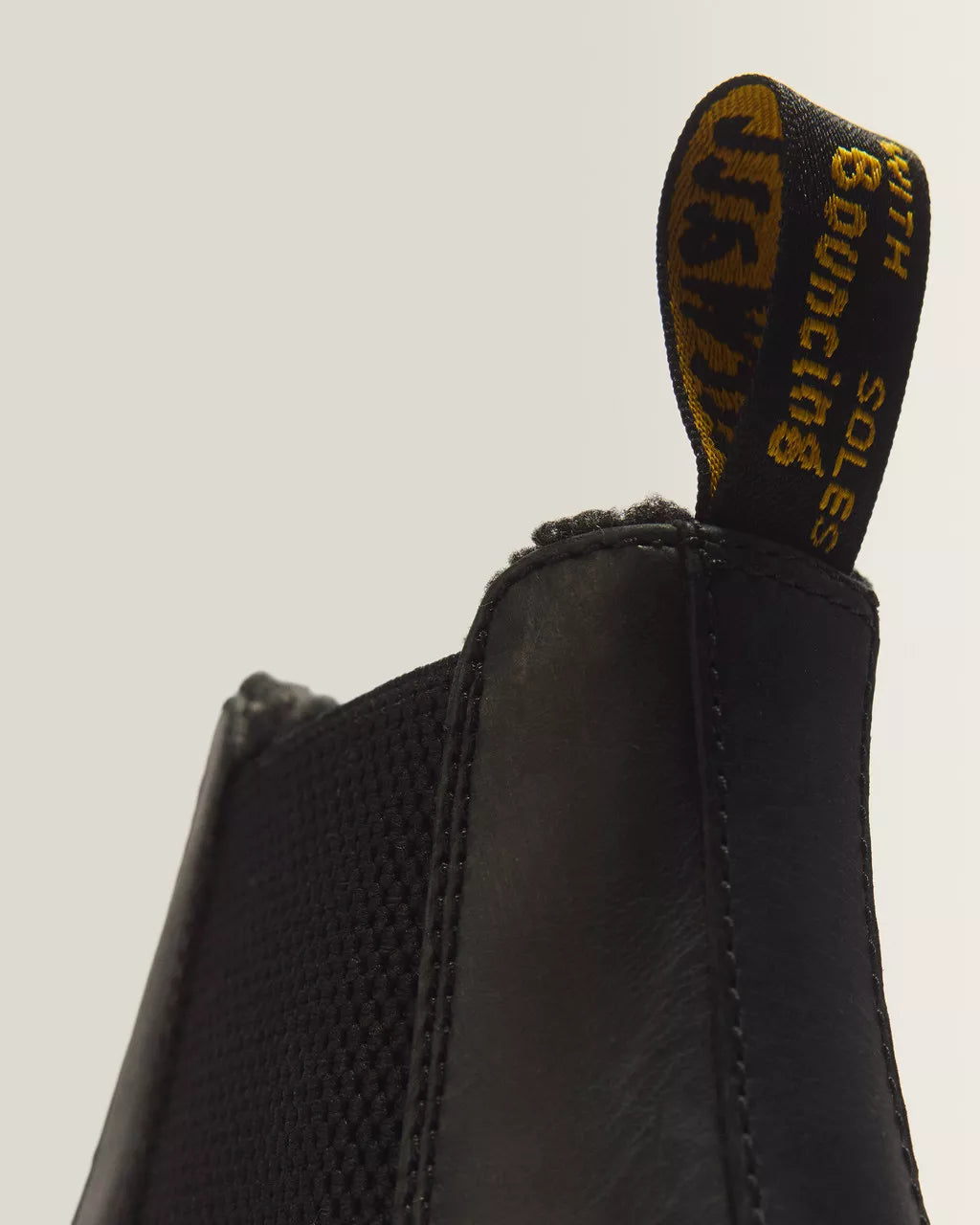 Dr. Martens miesten nilkkurit 2976 Faux Fur Lined Grizzly Leather Chelsea, musta