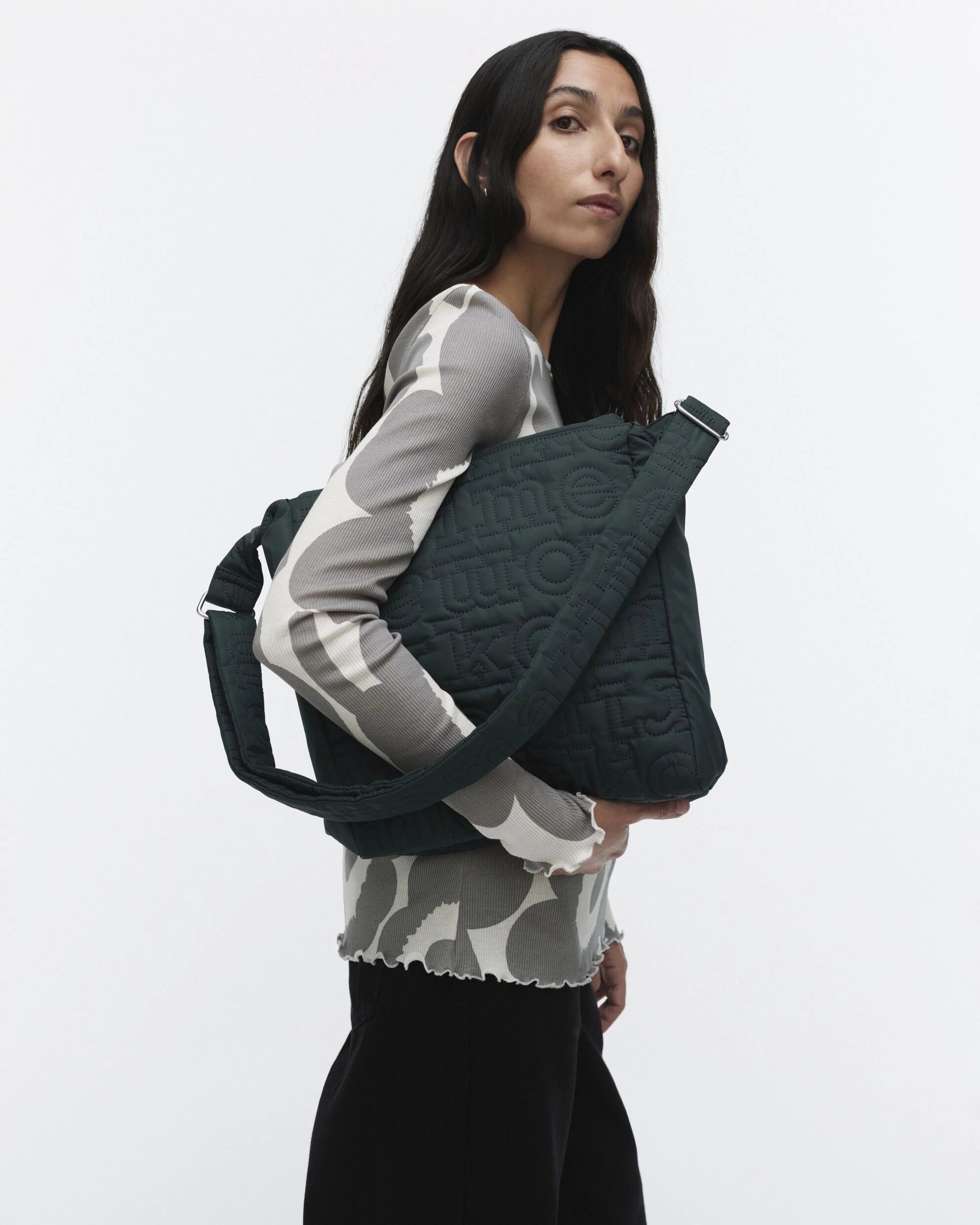 JOY CROSSBODY M LOGO OLKALAUKKU MUSTA