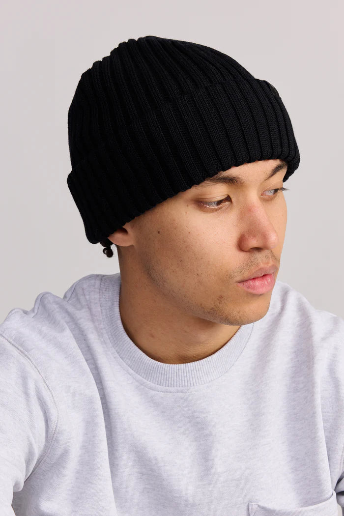 EERIK BEANIE MUSTA