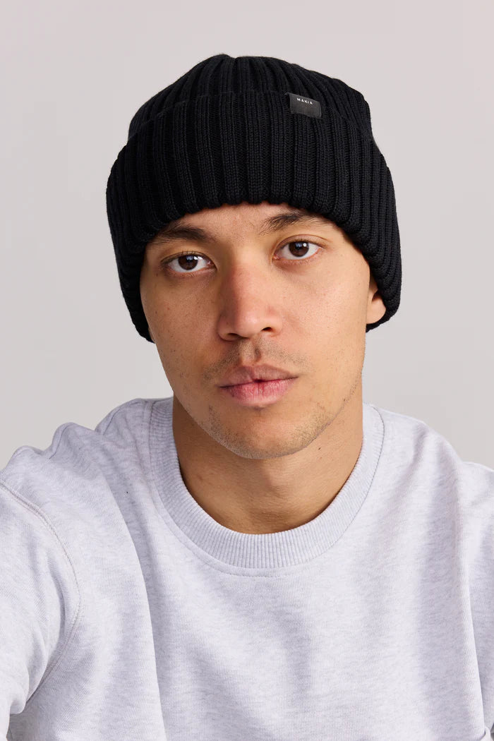 EERIK BEANIE MUSTA