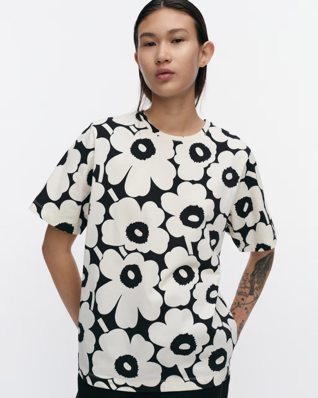 Marimekko naisten t-paita Tunnit Unikko T-paita, mustavalkoinen