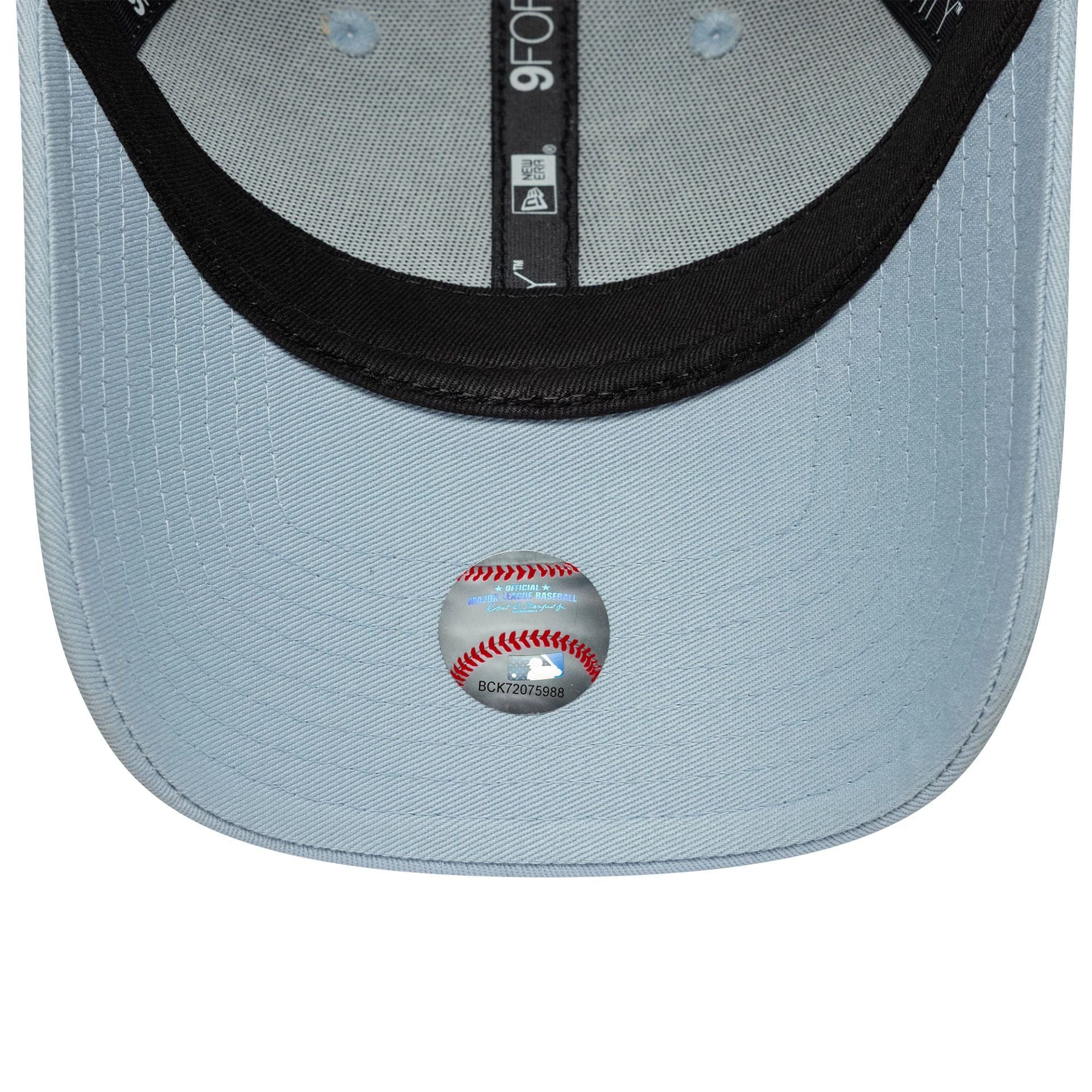 New Era naisten lippis Female Metallic Logo 9FORTY®, vaaleansininen sävy, jossa säädettävä takakiinnitys ja laadukas kevyt kangas, musta sisäviimeistely.