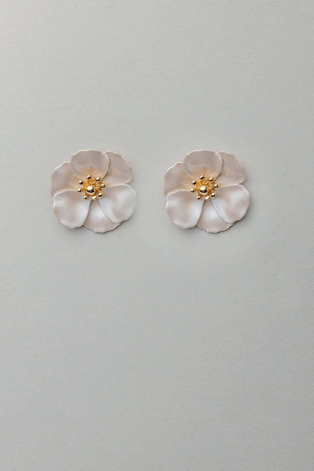 Bow19 Flower Small Earring, Luonnonvalkoinen