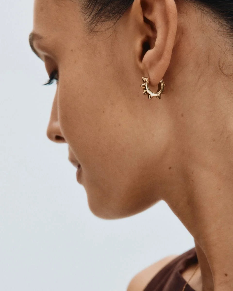 Edblad korvakorut Peak Hoops Icon M Gold, Gold pleated