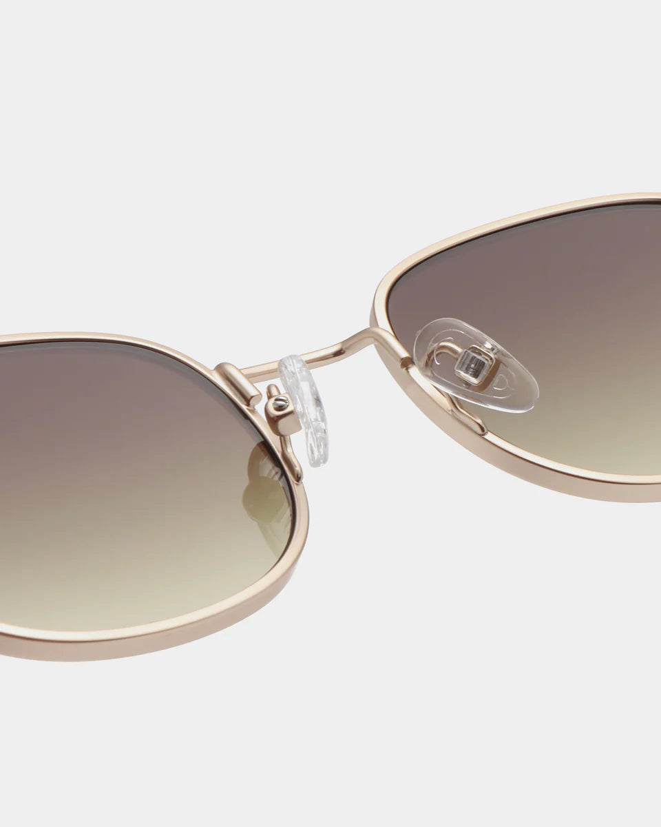 A.Kjaerbede unisex aurinkolasit Hello, kullankeltainen, kevyet metallikehykset ja lämpimän kullankeltainen sävy, hienovaraisesti pyöristetyt linssit, nykyaikainen unisex-malli.
