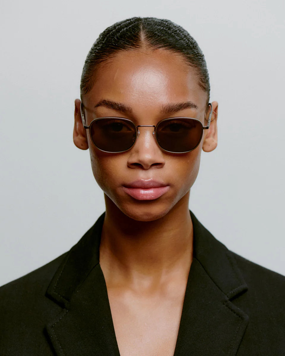 A.Kjaerbede unisex aurinkolasit Hello, tummanruskea