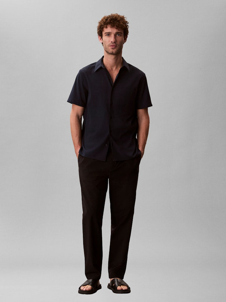 Calvin Klein Menswear miesten paita SS Solid Seersucker Classic Shirt, tummansininen