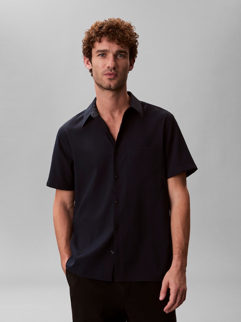 Calvin Klein Menswear miesten paita SS Solid Seersucker Classic Shirt, tummansininen