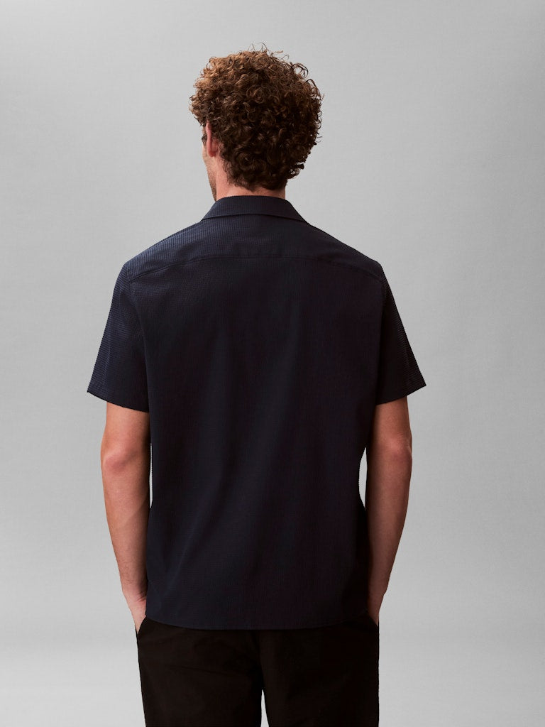 Calvin Klein Menswear miesten paita SS Solid Seersucker Classic Shirt, tummansininen