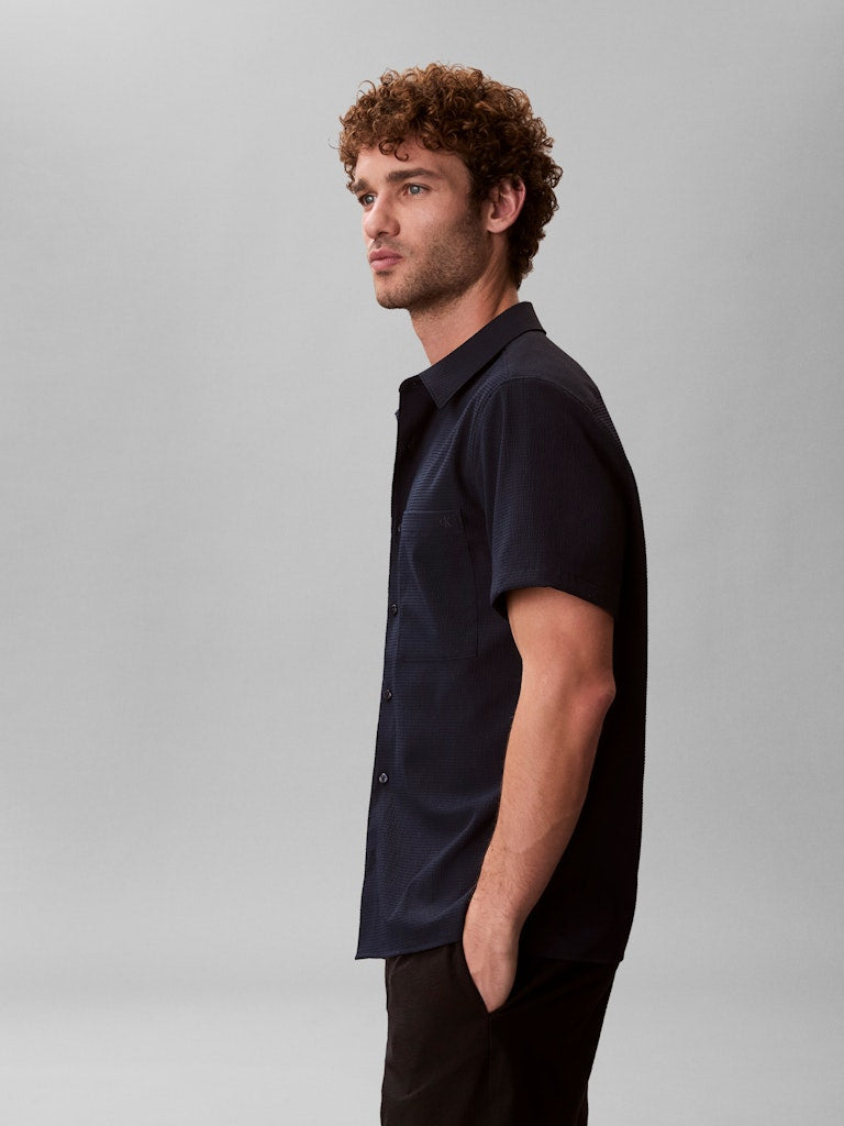 Calvin Klein Menswear miesten paita SS Solid Seersucker Classic Shirt, tummansininen