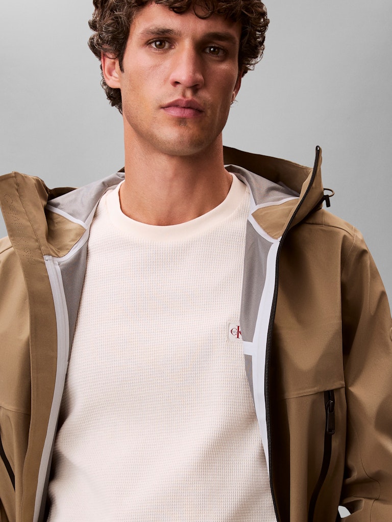 Calvin Klein Jeans miesten t-paita SS Waffle Badge Crewnk Tee, kerma