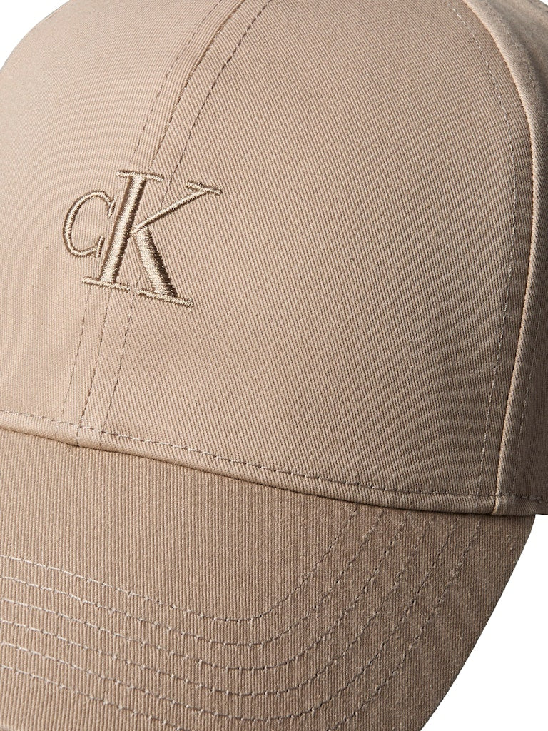 Calvin Klein Accessories naisten lippis Monogram Embroidery Baseball Cap, vaaleabeige puuvillainen lippalakki, jossa näkyy tyylikäs brodeerattu monogrammi etuosassa ja huolitellut tikkausdetaljit.