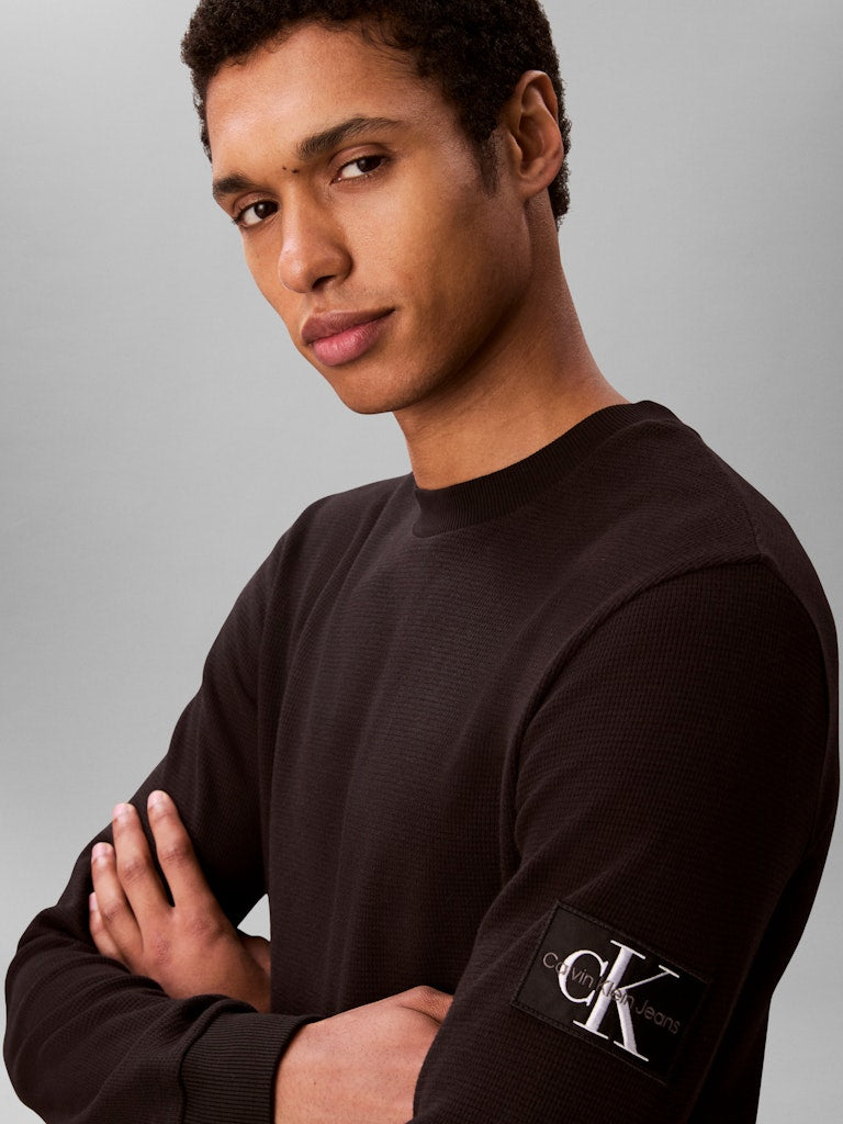 Calvin Klein Jeans miesten pitkähihainen vohvelikankainen paita hihamerkillä, Badge Waffle LS Tee, musta