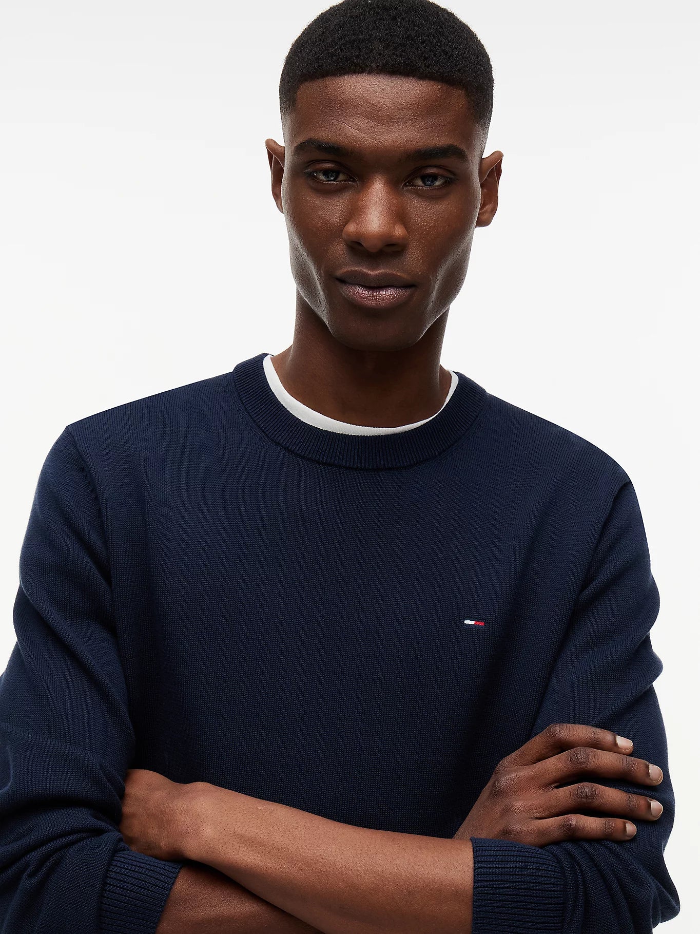 Tommy Jeans miesten neulepusero Tommy Flag Embroidery Lightweight Slim Jumper, tummansininen