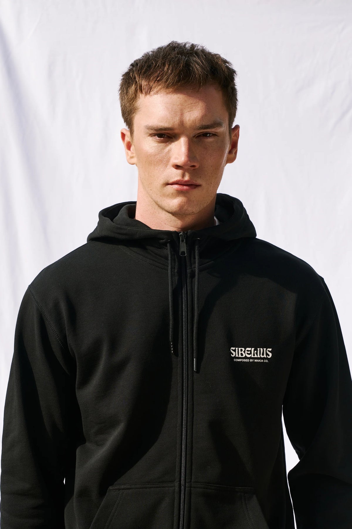 Makia x Sibelius miesten huppari Sibelius Silence Zip Hooded Sweatshirt, musta