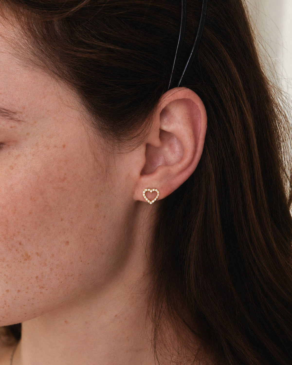 Edblad korvakorut Devote Studs, Gold pleated