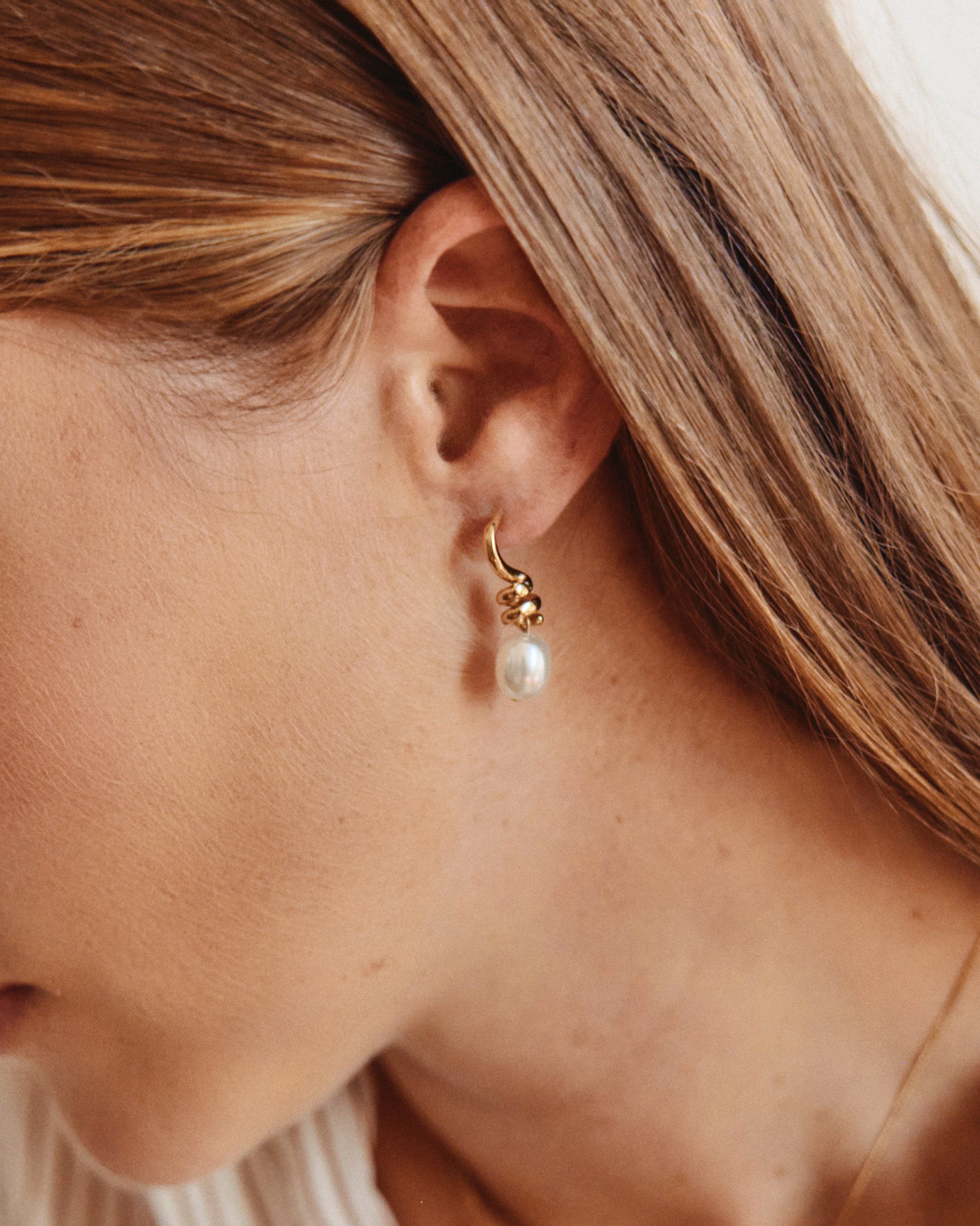 Edblad naisten korvakorut Swivel Earrings Pearl S, Gold pleated
