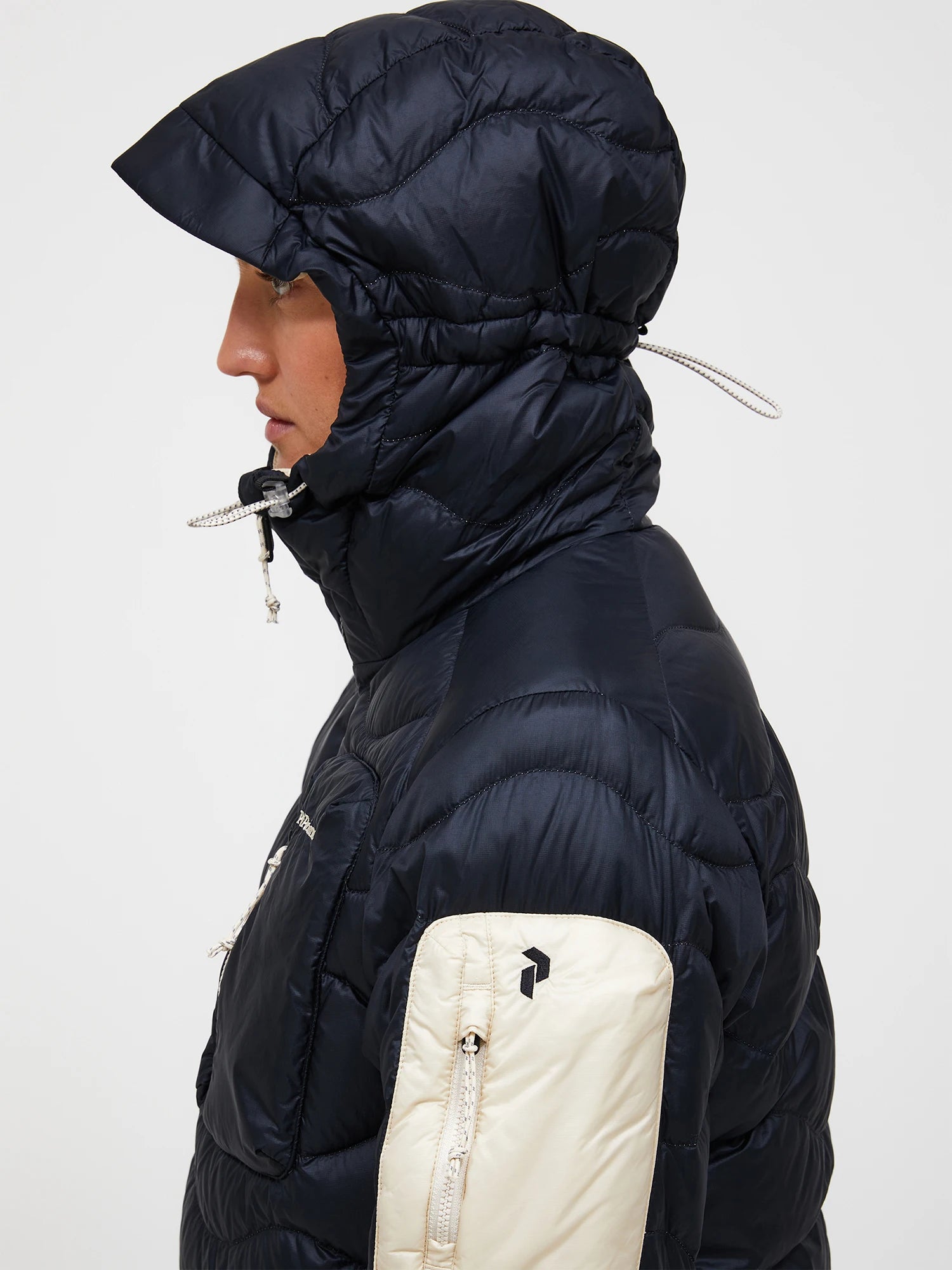 Peak Performance naisten untuvatakki Helium Utility Down Hood Jacket, musta