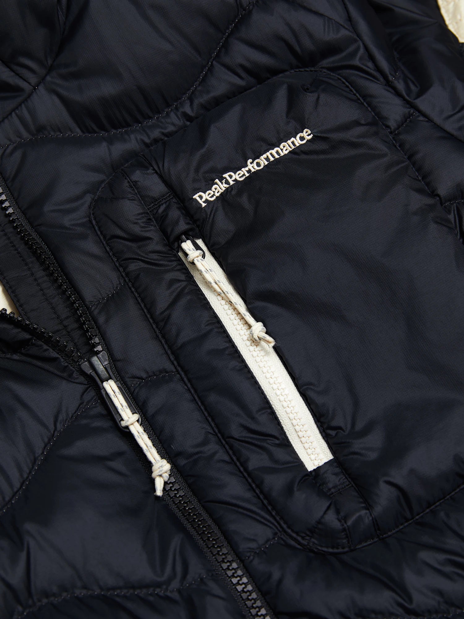 Peak Performance naisten untuvatakki Helium Utility Down Hood Jacket, musta