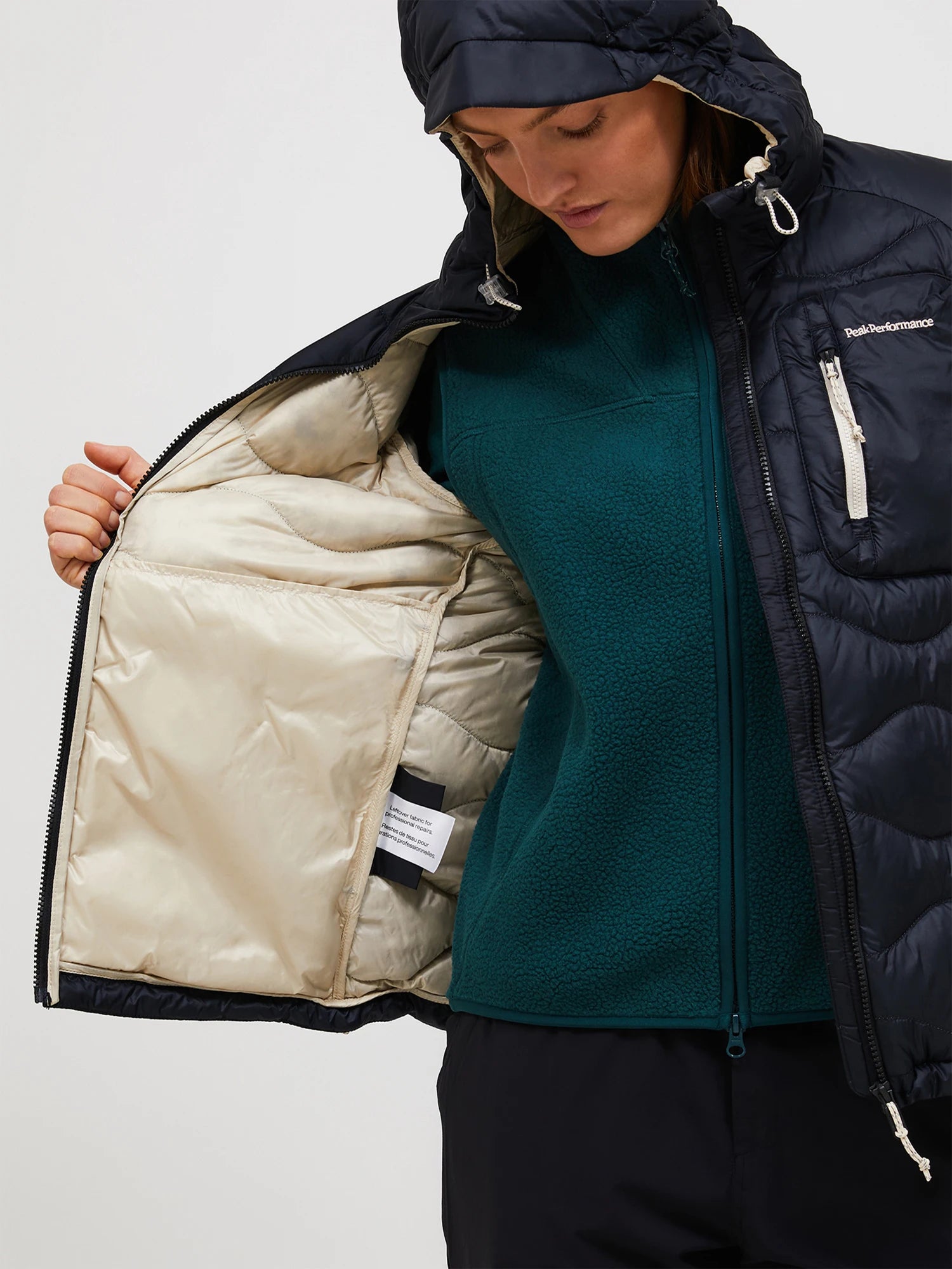 Peak Performance naisten untuvatakki Helium Utility Down Hood Jacket, musta