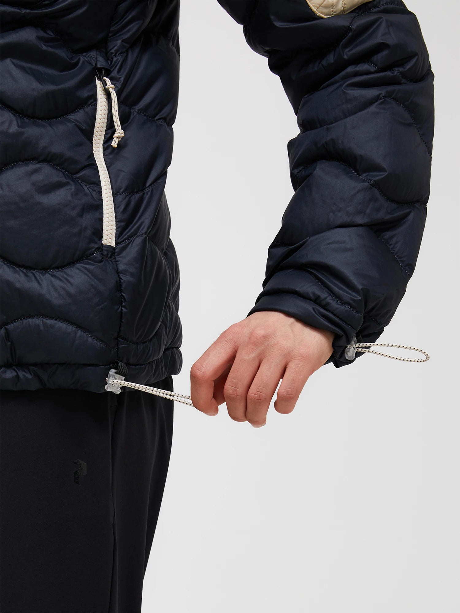 Peak Performance naisten untuvatakki Helium Utility Down Hood Jacket, musta