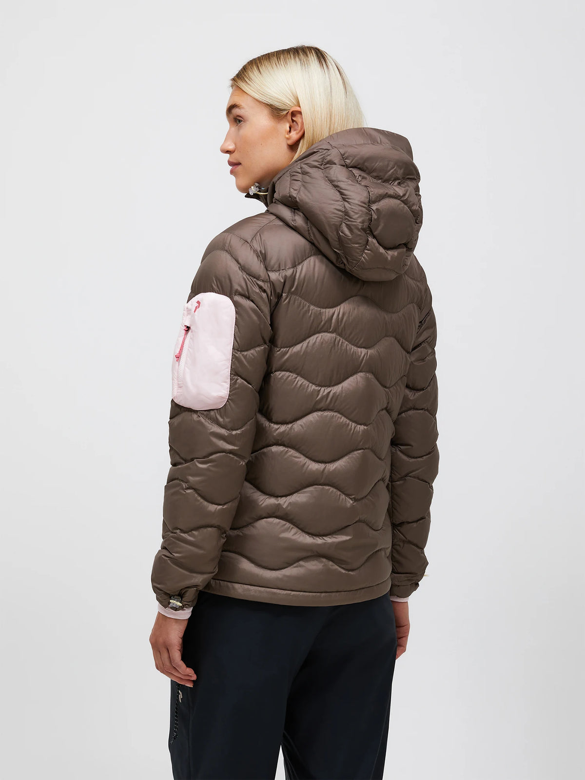 Peak Performance naisten untuvatakki Helium Utility Down Hood Jacket, kaakaonruskea