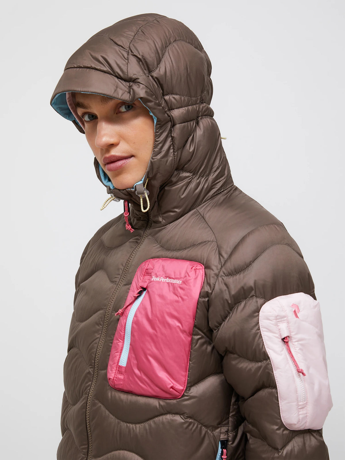 Peak Performance naisten untuvatakki Helium Utility Down Hood Jacket, kaakaonruskea
