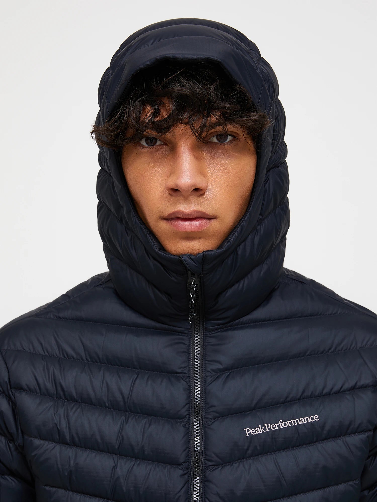 Peak Performance miesten untuvatakki Frost Hood Jacket, hiilenmusta