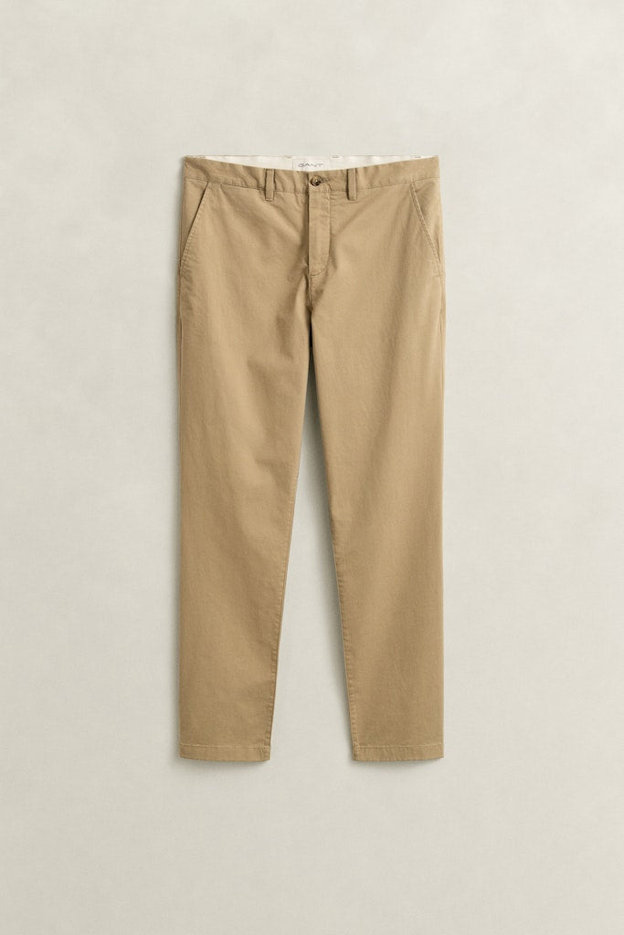 Gant miesten chinot Classic Chinos, Beige on suoraleikkainen, beigen sävyinen hengittävä puuvillakangas, jossa on perinteiset taskut ja vyölenkit.