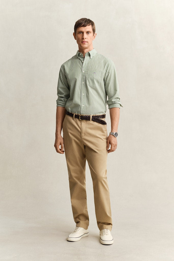 Gant miesten chinot Classic Chinos, Beige ovat suoralahkeiset, beigeväriset housut, joissa on klassinen istuvuus ja laadukas, miellyttävä materiaali.