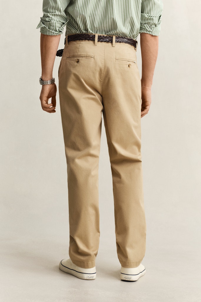Gant miesten chinot Classic Chinos, Beige, suoralahkeiset housut vahvasta beigestä puuvillakankaasta, joissa on takataskut ja rento istuvuus.