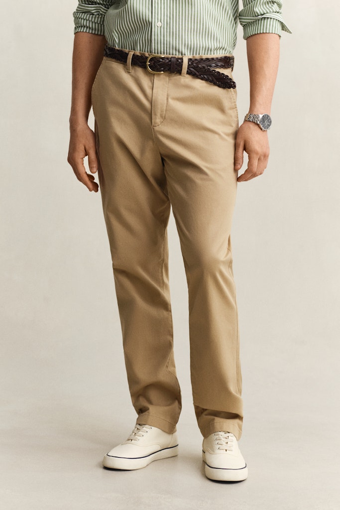 Gant miesten chinot Classic Chinos, Beige on suoralahkeinen beigehousu, jossa on klassinen leikkaus ja selkeä yksivärinen, kestävä materiaali.
