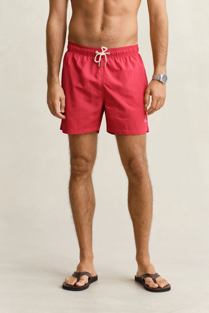 Gant miesten uimashortsit Classic Fit Swim Shorts, punainen, yksivärinen malli, joustavalla vyötäröllä ja solmimisnauhalla, suoralla leikkauksella ja lyhyellä lahkeenpituudella.