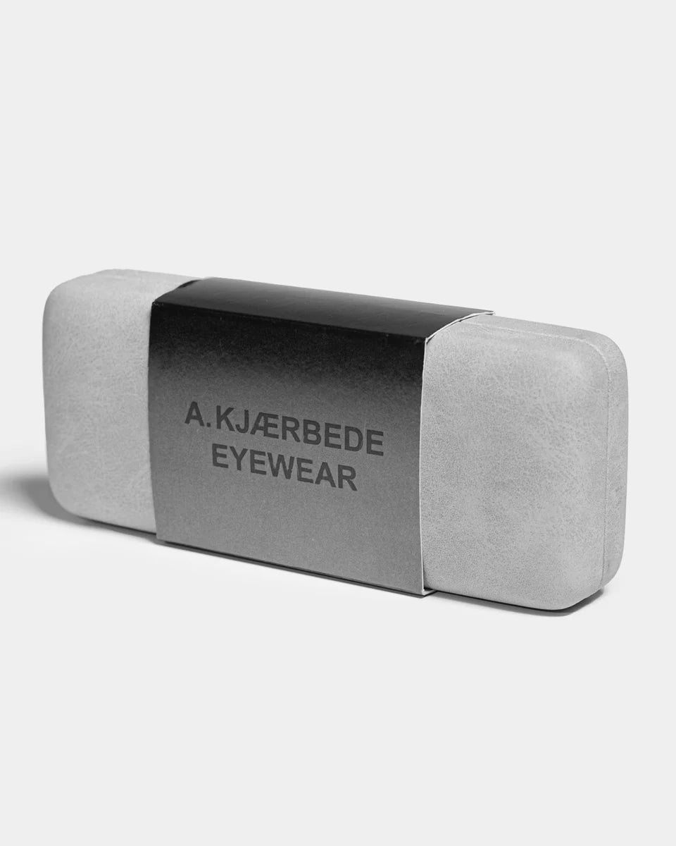 A.Kjaerbede aurinkolasikotelo Hard Case, harmaa, pehmeäpintainen suojakotelo, suorakaiteen muotoinen, yleisilmeeltään minimalistinen ja skandinaavinen.