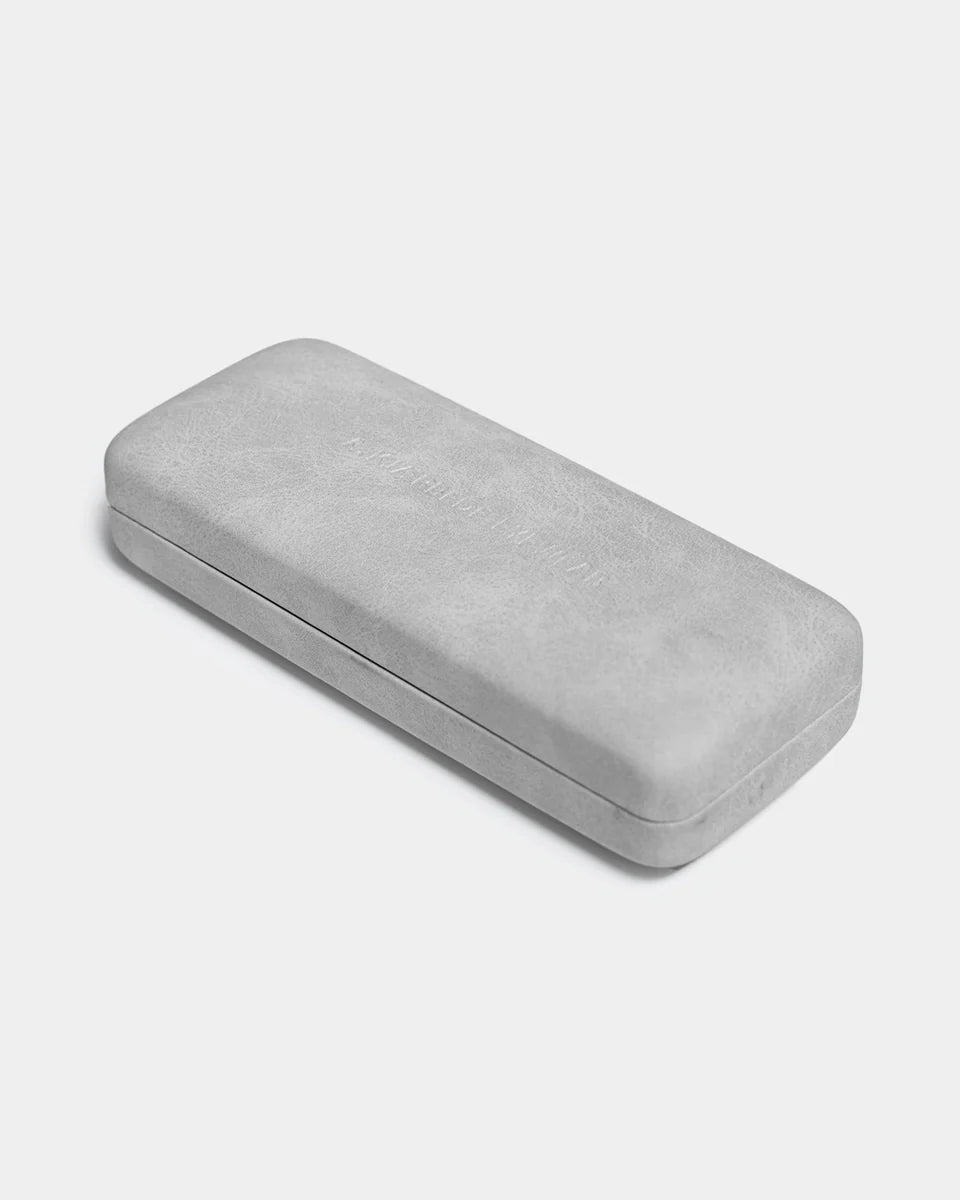 A.Kjaerbede aurinkolasikotelo Hard Case, harmaa, suorakaiteen muotoinen kotelo, mattapintainen harmaa ulkokuori, pyöristetyt reunat ja sileä viimeistely.