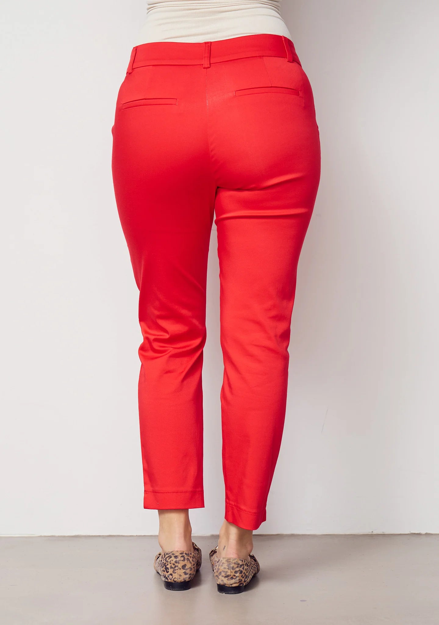 Isay naisten housut Chino Pant, punainen, slim fit -leikkaus, suora lahje, vyölenkit ja takataskut, sileä ja napakka kangas, kirkas punainen sävy.