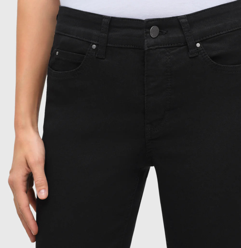 Mac naisten farkut Dream Skinny D999, Musta, ovat mustat kapealahkeiset farkut, joissa on klassinen viiden taskun malli ja istuva leikkaus.