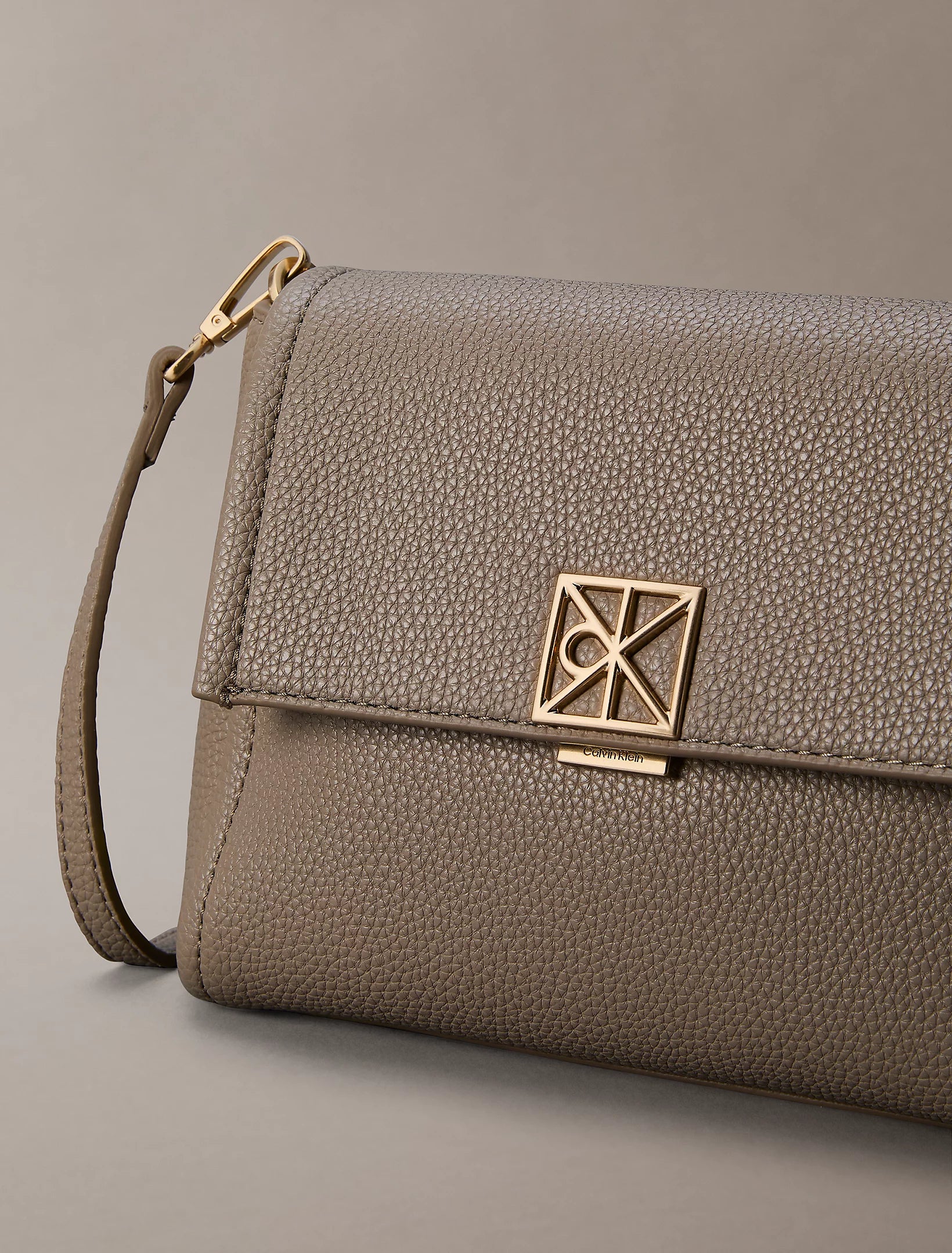 Calvin Klein Accessories naisten laukku K-Emblem HW Pebble Crossbody, vaalea beige