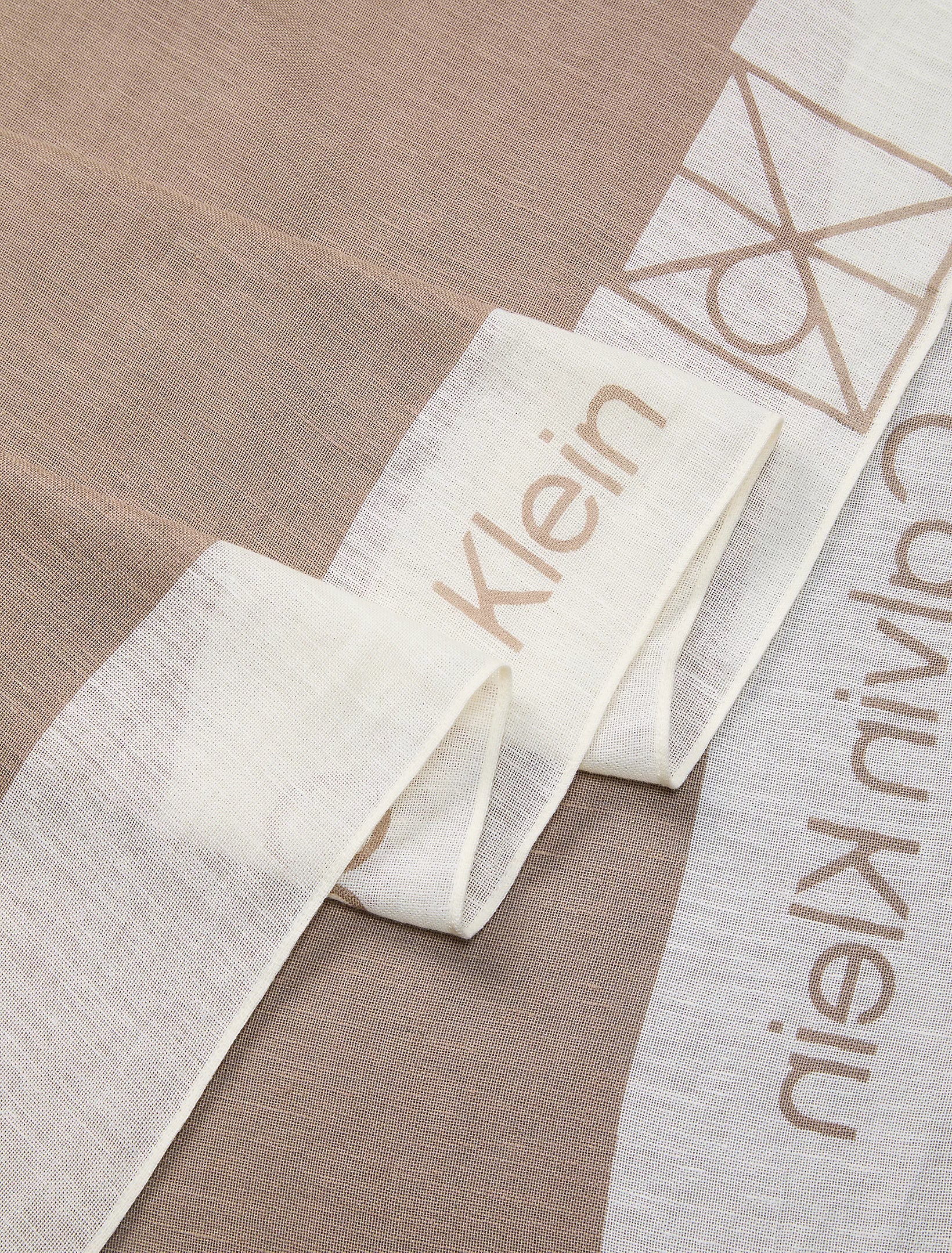 Calvin Klein Accessories huivi Linen Blend Emblem Pareo Scarf, vaalean beigen sävyinen, kevyt sekoitelinenaamateriaali, painettu logo ja minimalistinen kuviointi.