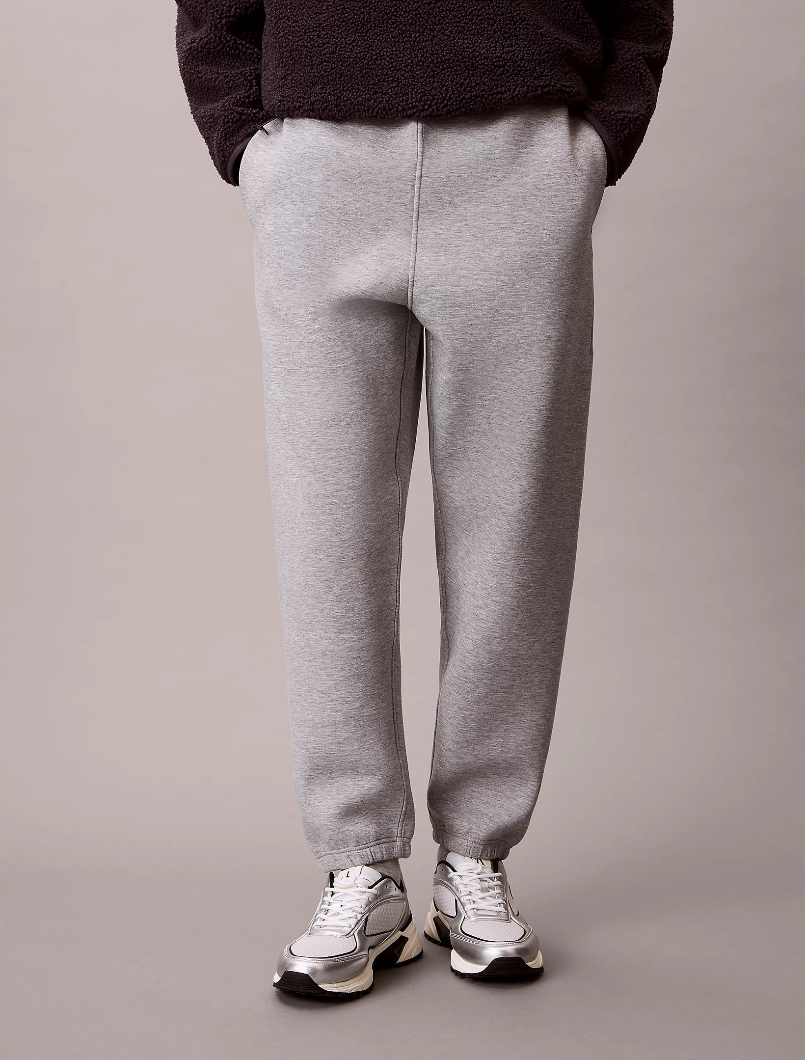 Calvin Klein Jeans miesten collegehousut Cotton Spacer Jogger, vaaleanharmaa
