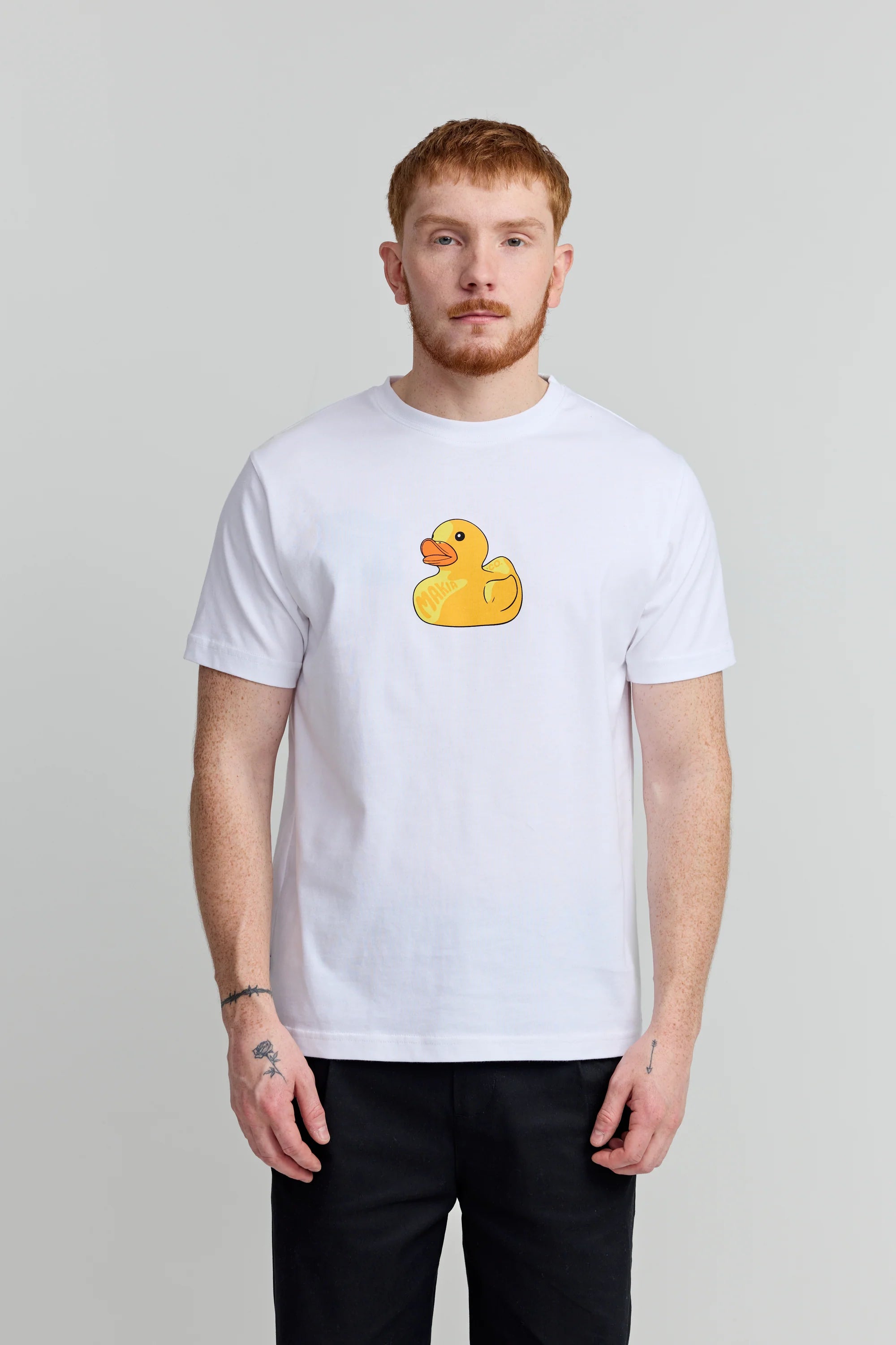 Makia miesten t-paita Replica T-Shirt, Valkoinen, suoraleikkauksella ja lyhyillä hihoilla, edessä keskellä värikäs keltainen ankkakuvio, valmistettu laadukkaasta puuvillasta.