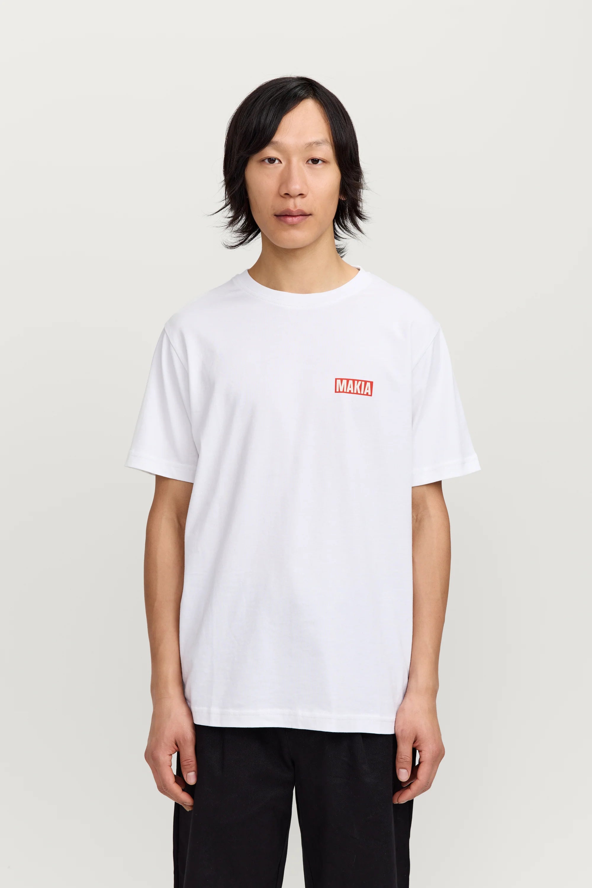 Makia miesten t-paita Kekkonen T-Shirt, valkoinen, suoramallinen lyhythihainen malli, pehmeää ja laadukasta materiaalia, rinnassa pieni punavalkoinen logo.
