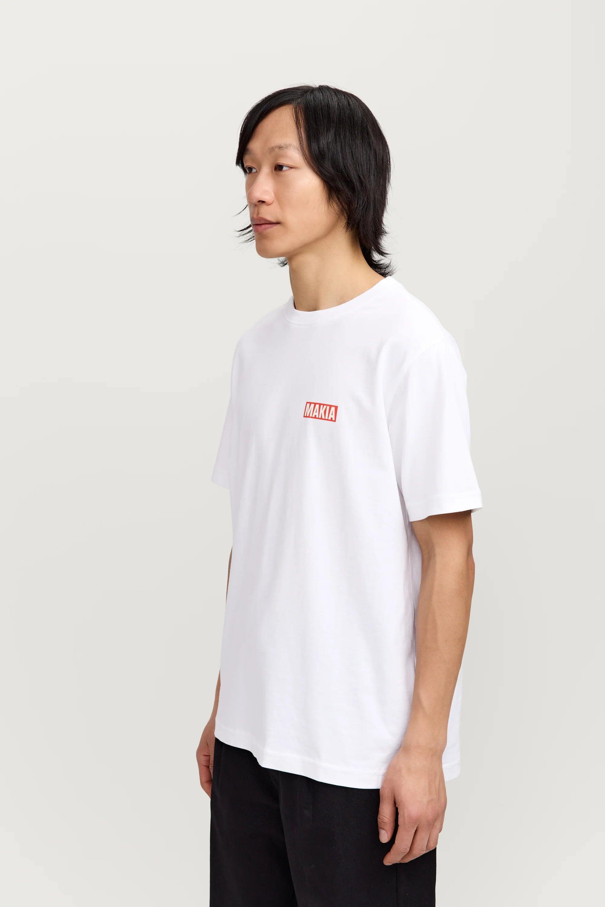 Makia miesten t-paita Kekkonen T-Shirt, valkoinen, suoraleikkauksella, lyhyillä hihoilla, pyöreällä pääntiellä ja edessä pienellä punaisella logopainatuksella, valmistettu laadukkaasta puuvillasta.