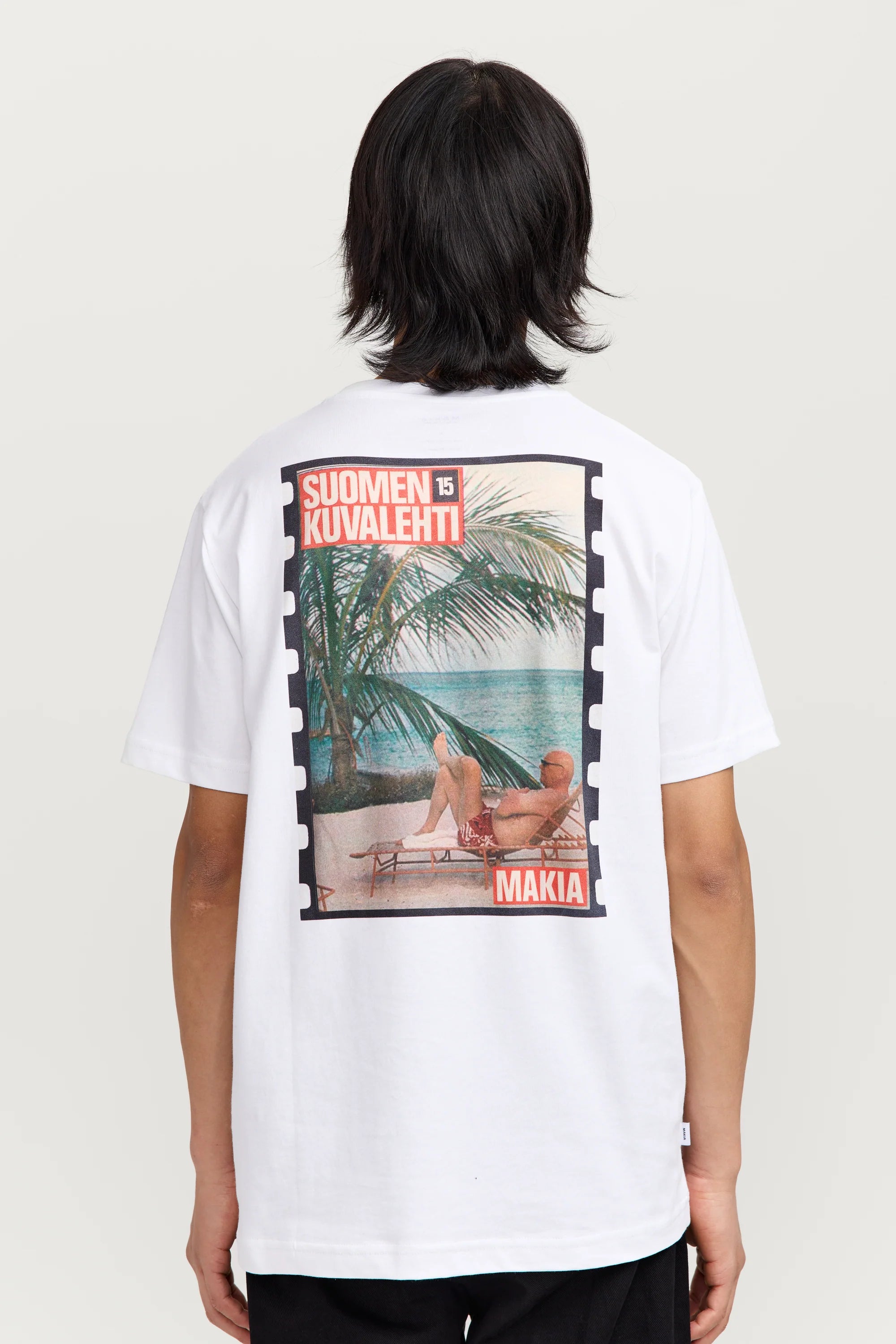 Makia miesten t-paita Kekkonen T-Shirt, valkoinen, suora leikkaus ja lyhyet hihat, takana suuri värillinen printti, jossa ranta- ja palmuaihe.